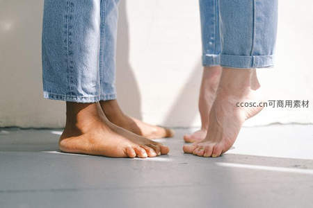 阳光下的赤足，简约生活之美
