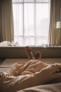 床榻之上，双脚伸展享宁静