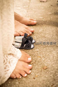 赤足与凉鞋的温馨日常瞬间