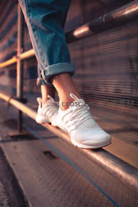 白鞋踏在金属栏杆上的动感瞬间