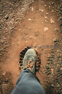 徒步靴踩进泥坑溅起水花