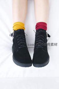 彩色袜子搭配黑色短靴的时尚造型