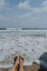 赤足踏浪感受海风轻拂沙滩