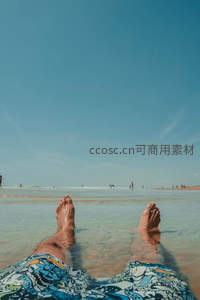 浅滩泡脚仰望晴空万里无云