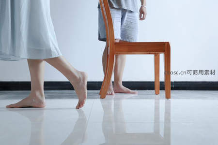 赤足行走于光洁地面，木质椅子旁的日常瞬间