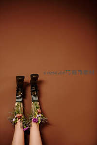 花束缠绕的靴子特写，浪漫与个性的结合