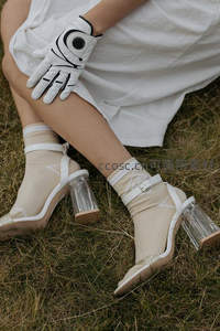 草地上的时尚穿搭，透明高跟与手套