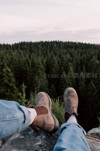 悬崖边的远眺，森林尽收眼底