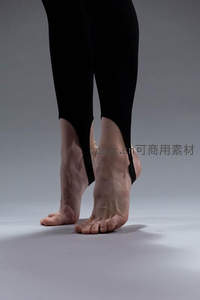 简约黑裤下的裸足，优雅而有力