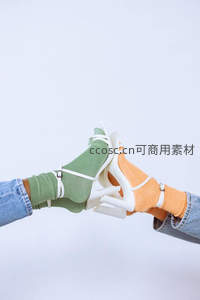 撞色袜履交叠，时尚碰撞，简约背景显个性态度