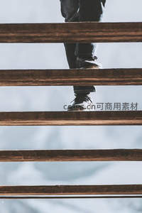 木质台阶上行走的脚步特写