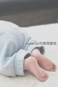 婴儿小脚丫蜷缩在柔软毛毯上的温馨瞬间