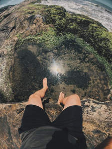 坐岩观海，俯瞰潮汐与青苔的共生