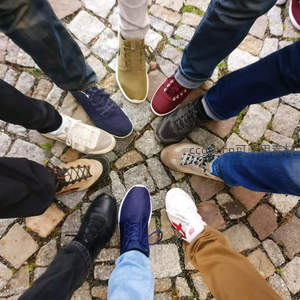 多人鞋履汇聚石板路中心