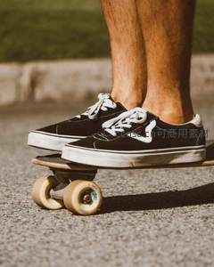 滑板上的经典黑白帆布鞋