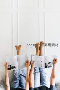 沙发共读，双脚朝天享受闲暇