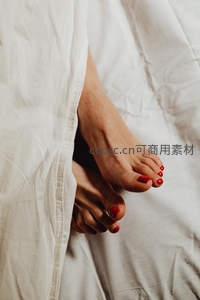 红甲美足半掩于床单之下