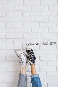 帆布鞋悬空对墙展现青春活力