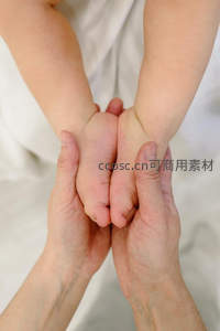 温柔托举婴儿小脚，传递无尽爱意