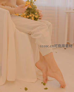 女子静坐捧花，享受午后宁静时光