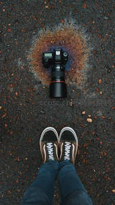 俯拍视角下的相机与帆布鞋