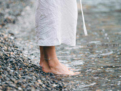 赤足踏浪的海边漫步