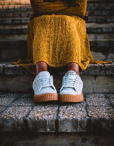 台阶上的碎花裙与厚底鞋