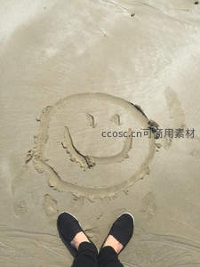 沙滩笑脸与休闲鞋履