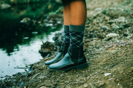 湖畔泥地的铆钉短靴