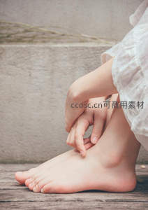 赤足轻抚脚踝的温柔瞬间