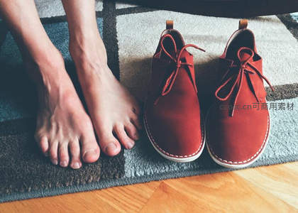 赤足旁红绒面皮鞋地毯场景