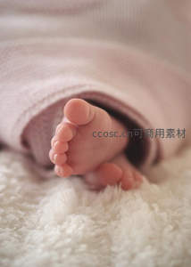 婴儿粉嫩小脚丫特写，柔软毛毯衬托温馨