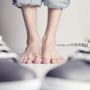 赤足站立于纯白地面，简约空间中的日常瞬间