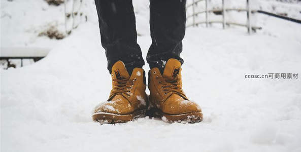 雪中足迹，冬日暖靴相伴