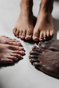 三双不同肤色赤足围成圈的和谐画面