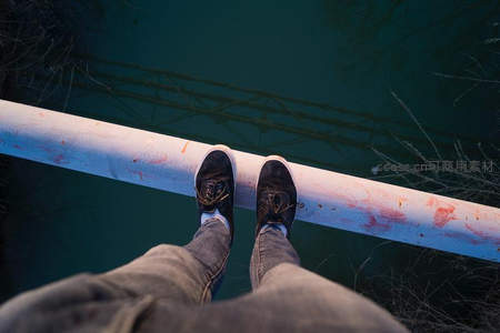 平衡于管道之上：城市边缘的冒险