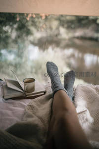 窗边阅读时光，暖袜伴书香