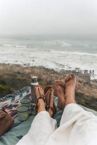 海边野餐，双脚踏浪听风