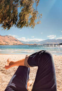 湖畔树荫下惬意的午后时光