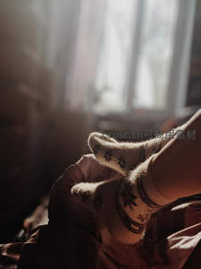 窗边暖阳下的毛绒袜子特写