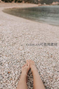 海滩石子上的赤足时光