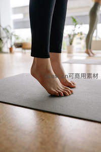 瑜伽垫上的赤足，专注平衡之美