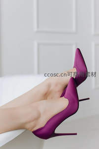 紫色高跟鞋下的优雅姿态