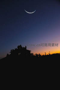 新月高悬星夜，人群静立山巅仰望