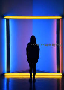 霓虹光影中，孤独身影驻足艺术空间