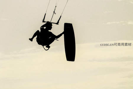 空中风筝冲浪者剪影