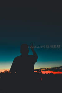 剪影人物仰望暮色天空