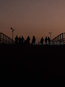 桥上人群剪影暮色时分