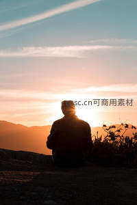 山顶独坐沐浴金色晨曦