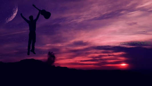 星空下跃起弹吉他，紫霞满天如梦境